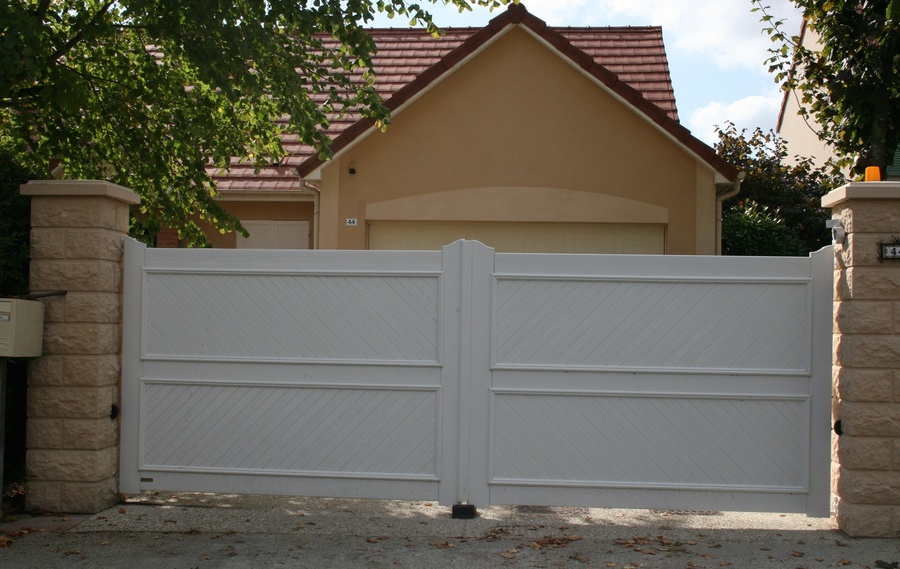 Nos modèles de portails PVC à Chantilly